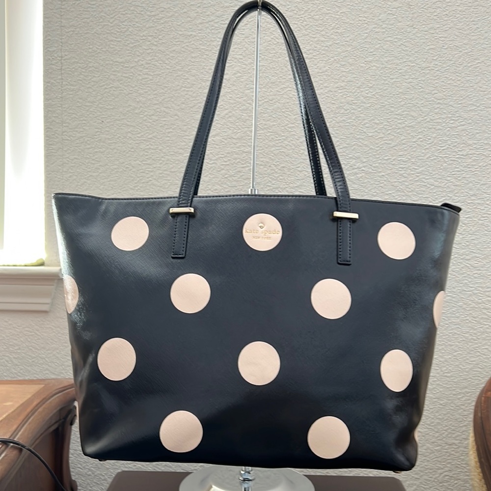 Kate spade EUC cedar street dark navy with cream light pink large polka dots bag